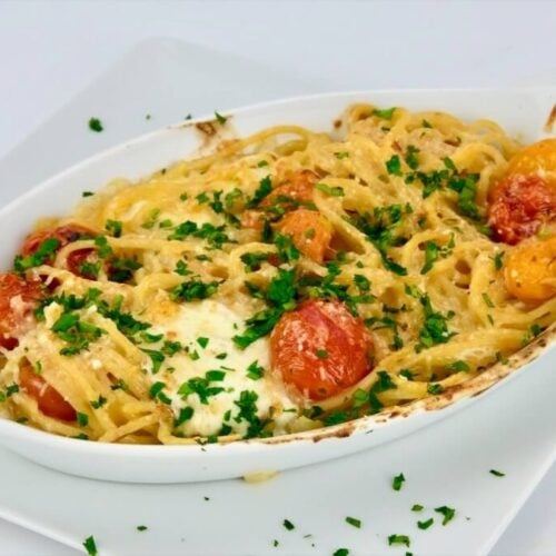 One-pan pasta with cherry tomatoes and mozzarella