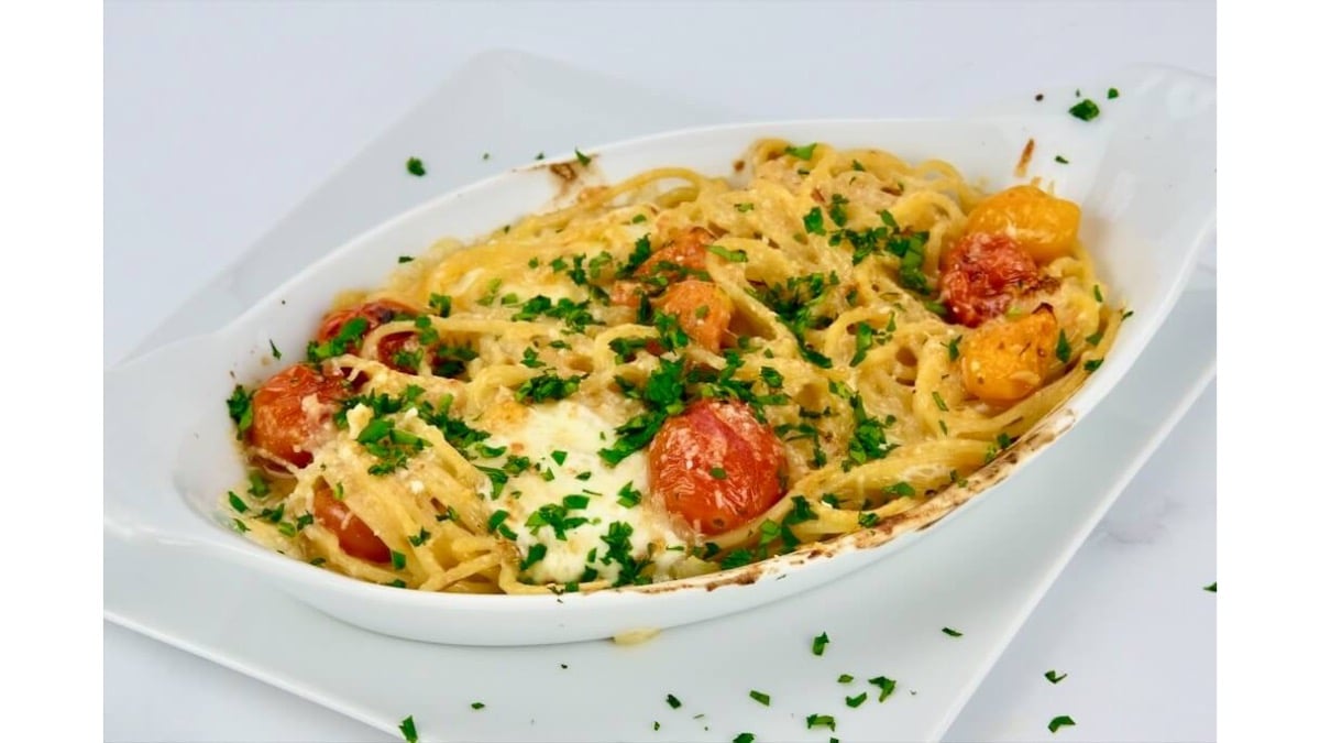One-pan pasta with cherry tomatoes and mozzarella