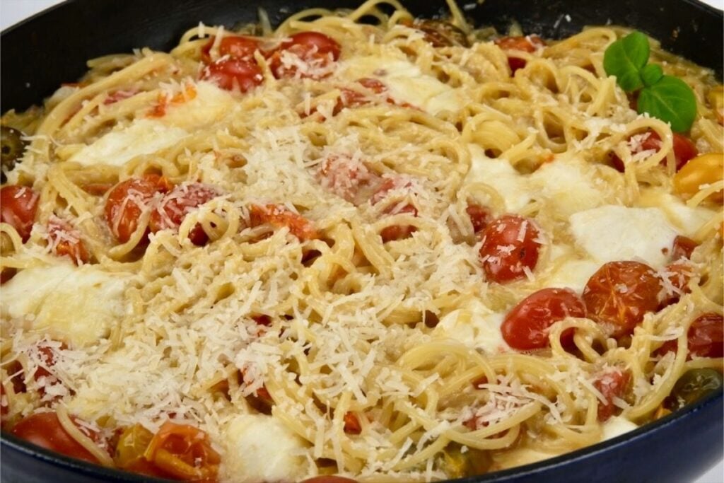 One-pan pasta with cherry tomatoes and mozzarella