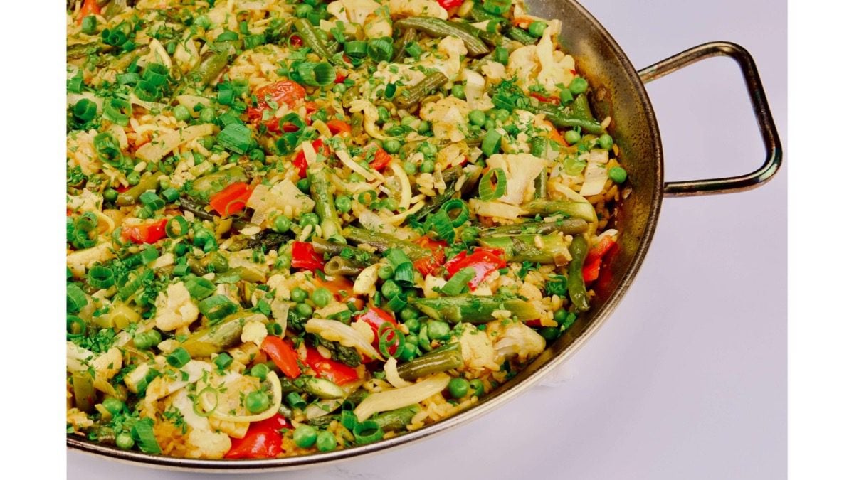 vegetable paella with garnishing of green onions and parsley