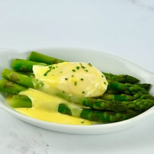 asparagus with hollandaise sauce and a poached egg