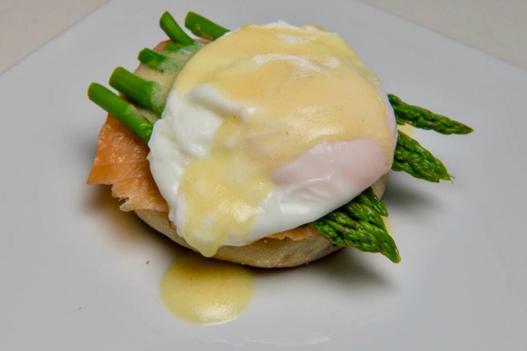 smoked salmon eggs benedict