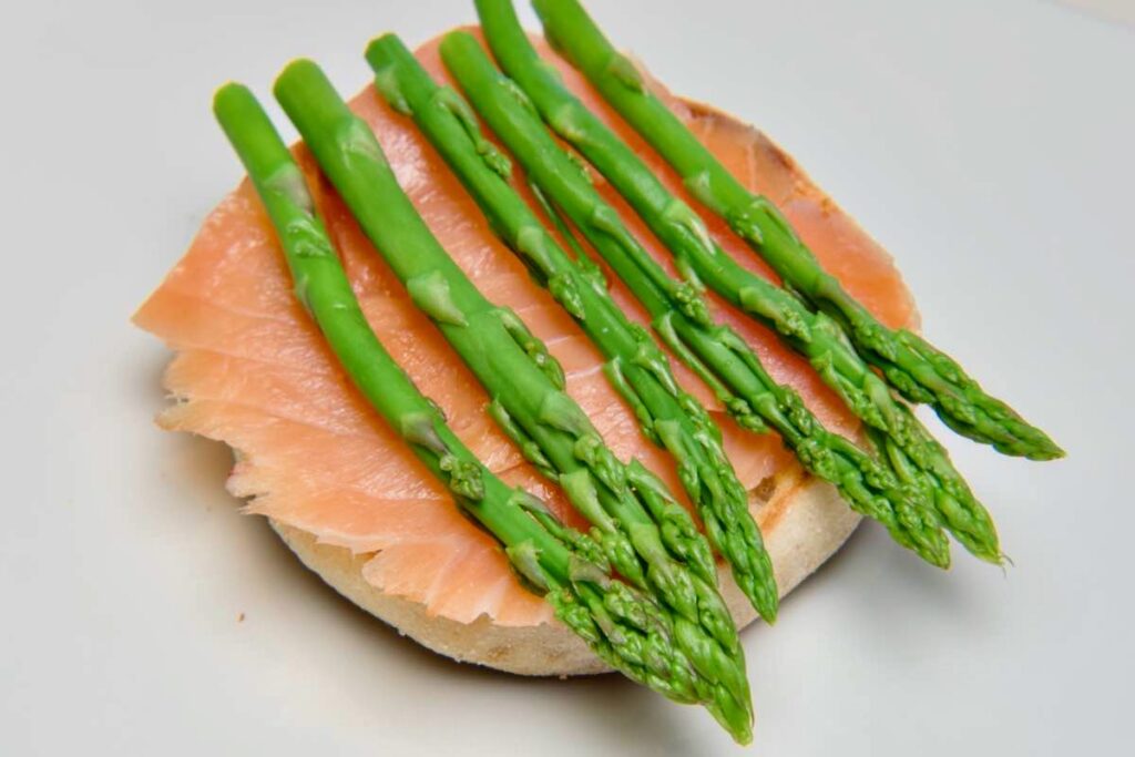 smoked salmon eggs benedict