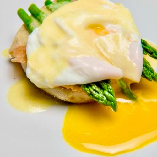 Smoked salmon eggs benedict