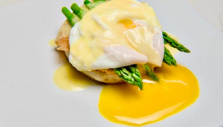 Smoked salmon eggs benedict