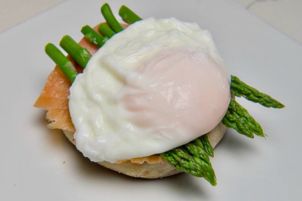 smoked salmon eggs benedict