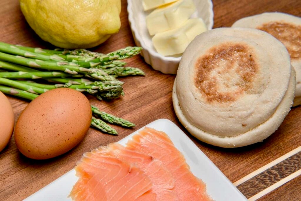 smoked salmon eggs benedict